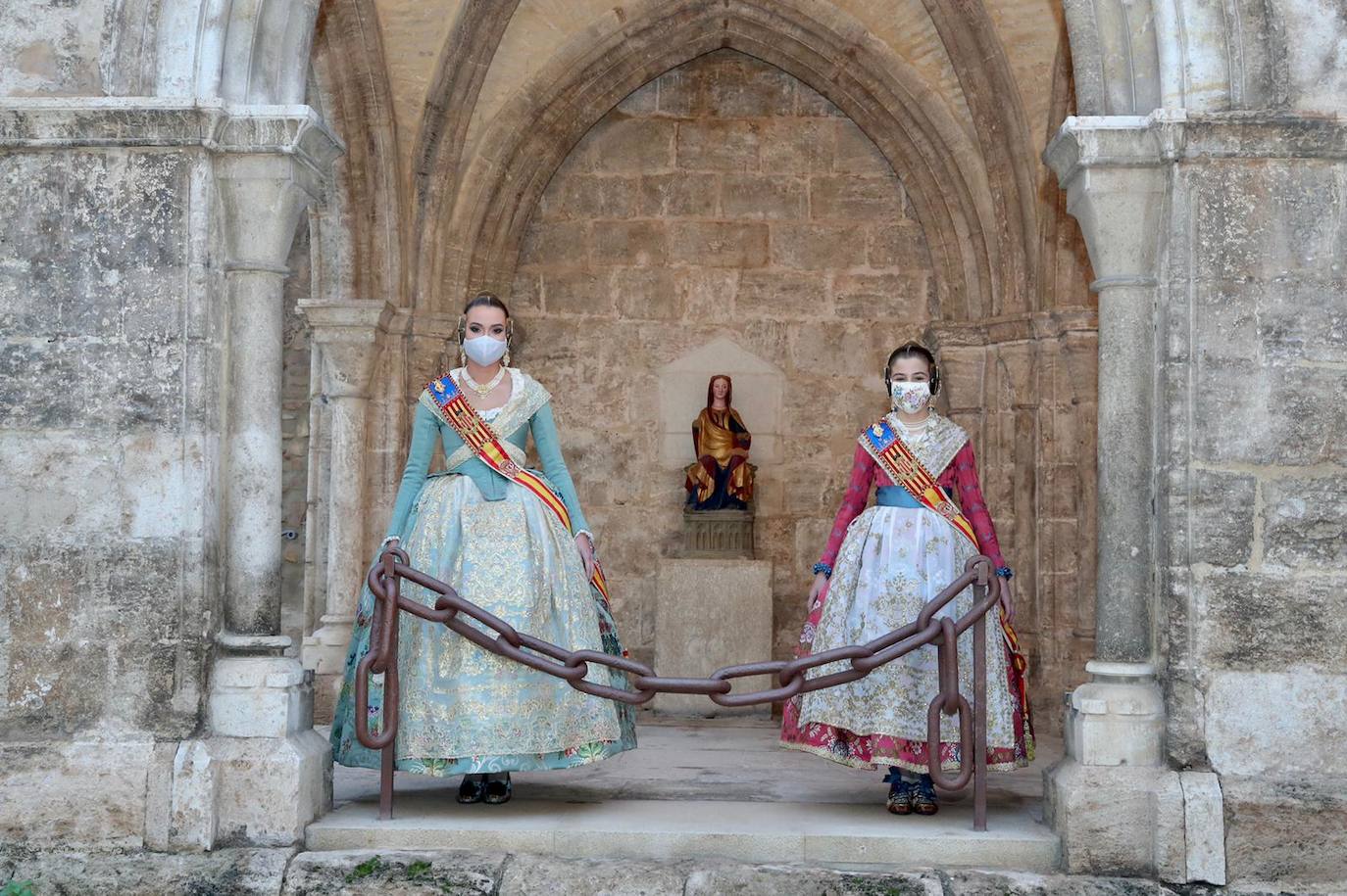 Las falleras mayores de Valencia, Consuelo Llobell y Claudia García, protagonizaron ayer la celebración del cuarto aniversario de la proclamación de las Fallas como Patrimonio de la Humanidad por la Unesco. Un brindis en la plaza del Ayuntamiento junto al alcalde, Joan Ribó, y al concejal de Cultura Festiva, Carlos Galiana, fue el acto central de un día que incluyó una ofrenda a la patrona de los pirotécnicos y visita a los talleres de los artistas de las fallas municipales de 2021.