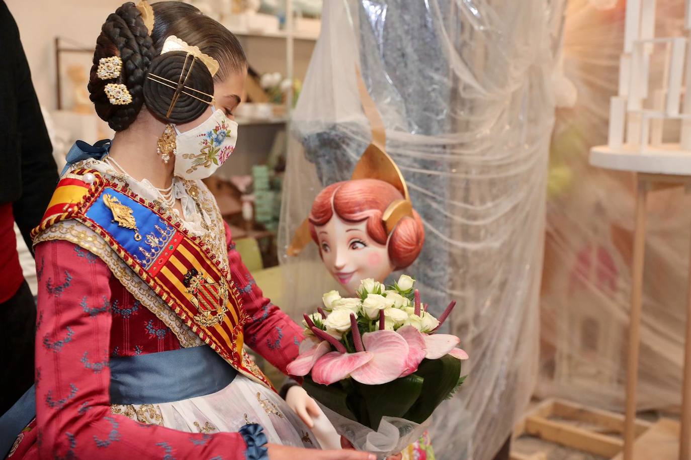 Las falleras mayores de Valencia, Consuelo Llobell y Claudia García, protagonizaron ayer la celebración del cuarto aniversario de la proclamación de las Fallas como Patrimonio de la Humanidad por la Unesco. Un brindis en la plaza del Ayuntamiento junto al alcalde, Joan Ribó, y al concejal de Cultura Festiva, Carlos Galiana, fue el acto central de un día que incluyó una ofrenda a la patrona de los pirotécnicos y visita a los talleres de los artistas de las fallas municipales de 2021.