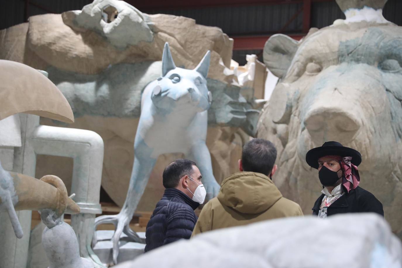 Las falleras mayores de Valencia, Consuelo Llobell y Claudia García, protagonizaron ayer la celebración del cuarto aniversario de la proclamación de las Fallas como Patrimonio de la Humanidad por la Unesco. Un brindis en la plaza del Ayuntamiento junto al alcalde, Joan Ribó, y al concejal de Cultura Festiva, Carlos Galiana, fue el acto central de un día que incluyó una ofrenda a la patrona de los pirotécnicos y visita a los talleres de los artistas de las fallas municipales de 2021.