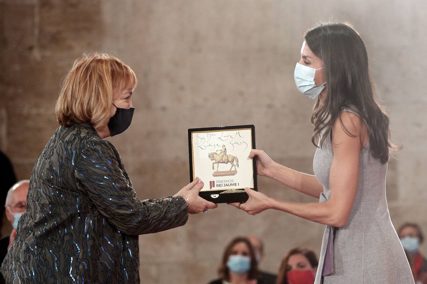 La reina Letizia entrega el Premio Jaume I en la categoría Nuevas Tecnologías, a Laura Lechuga.