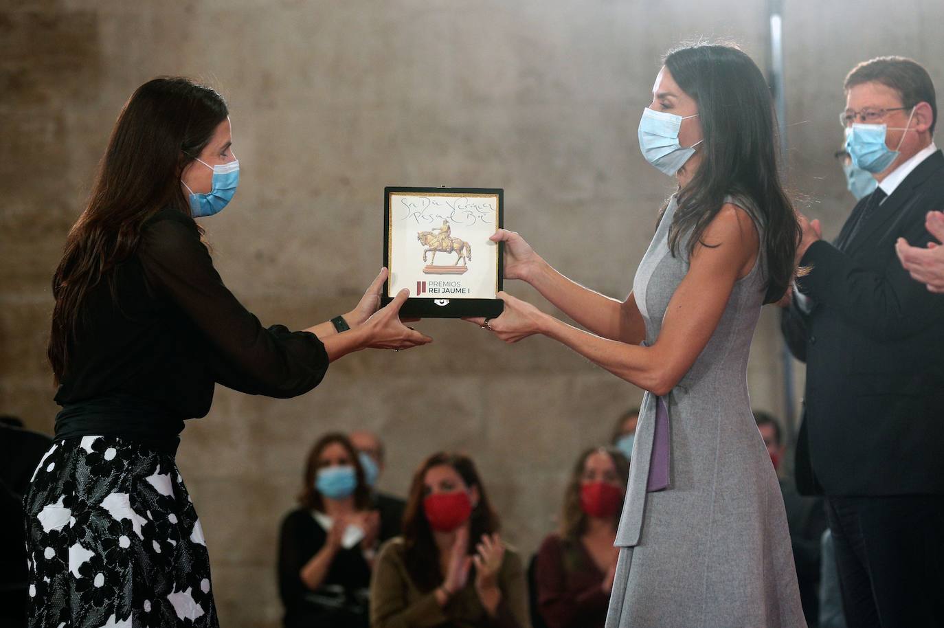 La reina Letizia entrega el Premio Jaume I en la categoría Emprendedor a Verónica Pascual Boé.