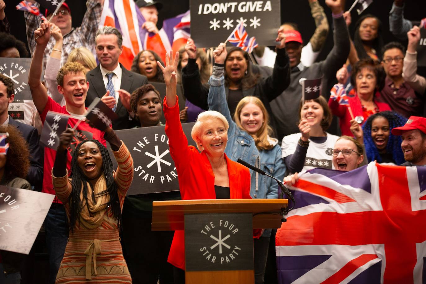 'Years and years'. En este drama familiar, Vivienne Rook, una celebridad polémica convertida en figura política, escandaliza y divide al Reino Unido. A través de la familia Lyons, el espectador es testigo de los cambios políticos, tecnológicos y sociales que ocurren durante 15 años. 