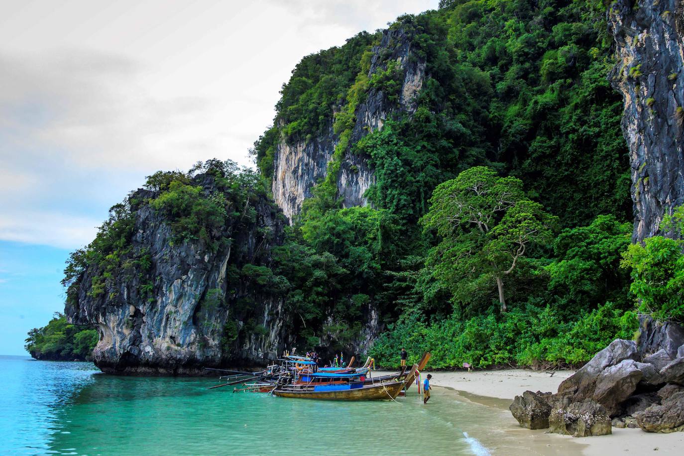 Desde que estalló la pandemia, la vida es más fácil para las tribus de Phuket, amenazadas por el turismo de masas de Tailandia, pues la pesca se ha vuelto abundante y los proyectos inmobiliarios se han detenido, dándoles una tregua. La zona se ha convertido en uno de los destinos turísticos más populares del país, con más de 9 millones de visitantes en 2019.