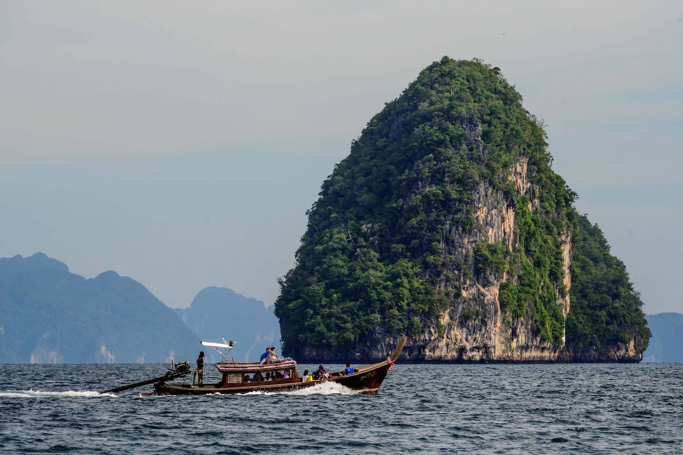 Desde que estalló la pandemia, la vida es más fácil para las tribus de Phuket, amenazadas por el turismo de masas de Tailandia, pues la pesca se ha vuelto abundante y los proyectos inmobiliarios se han detenido, dándoles una tregua. La zona se ha convertido en uno de los destinos turísticos más populares del país, con más de 9 millones de visitantes en 2019.