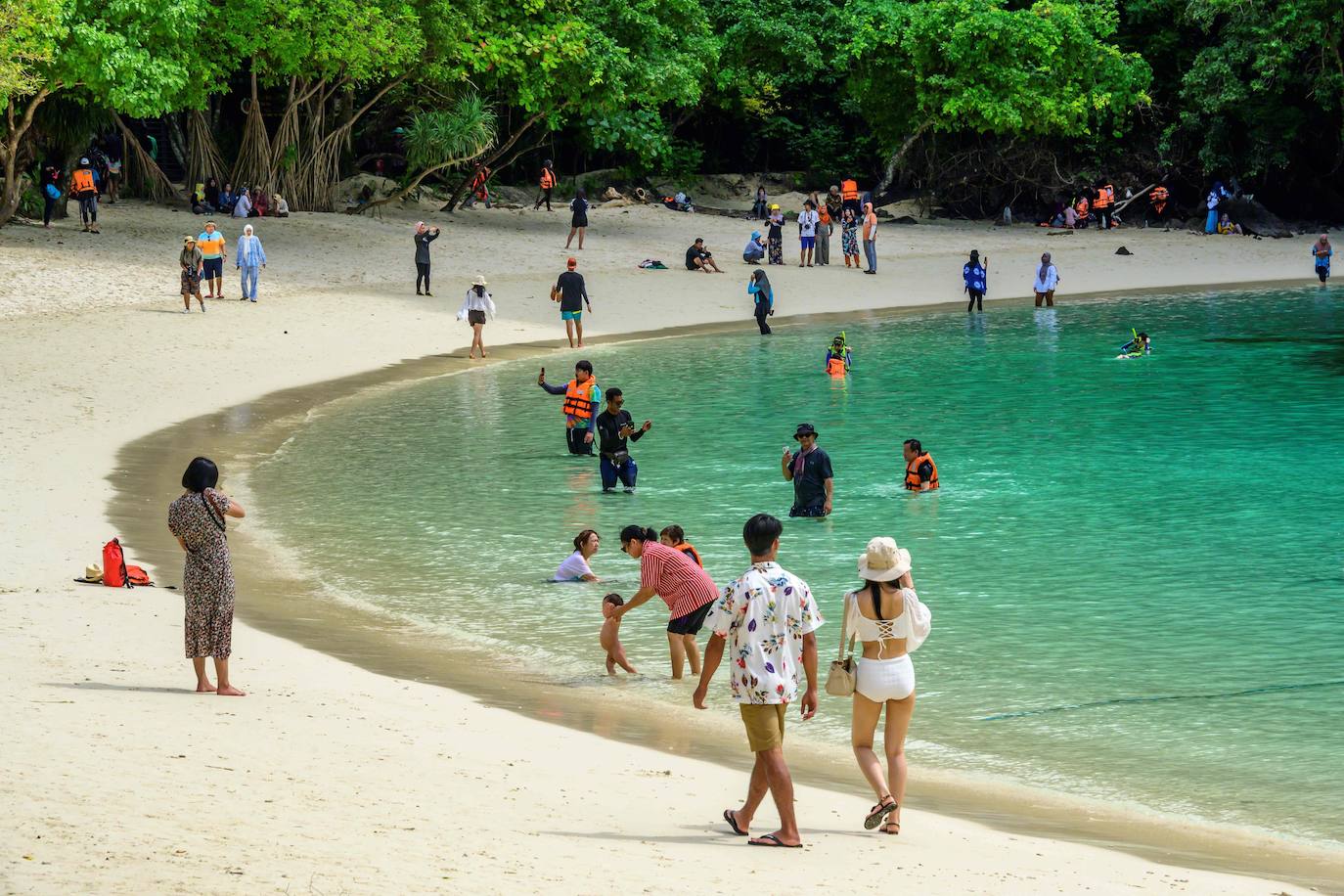 Desde que estalló la pandemia, la vida es más fácil para las tribus de Phuket, amenazadas por el turismo de masas de Tailandia, pues la pesca se ha vuelto abundante y los proyectos inmobiliarios se han detenido, dándoles una tregua. La zona se ha convertido en uno de los destinos turísticos más populares del país, con más de 9 millones de visitantes en 2019.