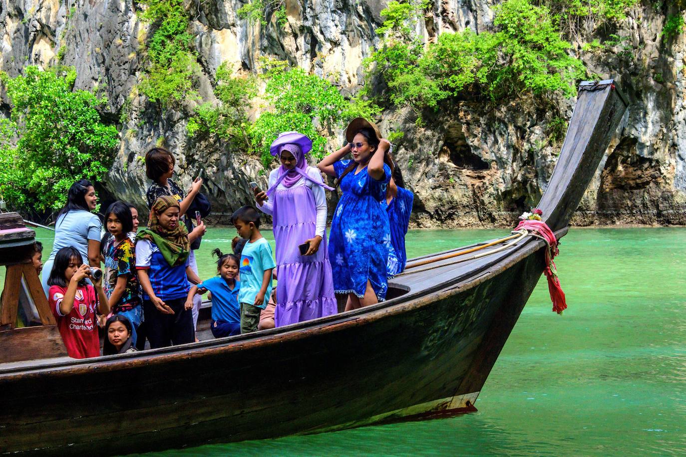 Desde que estalló la pandemia, la vida es más fácil para las tribus de Phuket, amenazadas por el turismo de masas de Tailandia, pues la pesca se ha vuelto abundante y los proyectos inmobiliarios se han detenido, dándoles una tregua. La zona se ha convertido en uno de los destinos turísticos más populares del país, con más de 9 millones de visitantes en 2019.