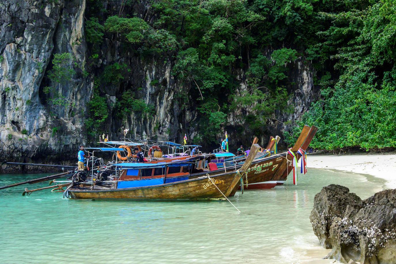 Desde que estalló la pandemia, la vida es más fácil para las tribus de Phuket, amenazadas por el turismo de masas de Tailandia, pues la pesca se ha vuelto abundante y los proyectos inmobiliarios se han detenido, dándoles una tregua. La zona se ha convertido en uno de los destinos turísticos más populares del país, con más de 9 millones de visitantes en 2019.