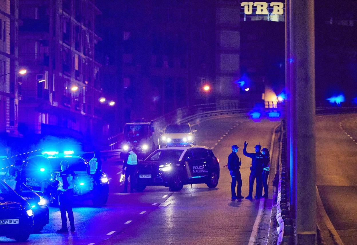 Un control policial en el puente de la avenida Giorgeta para verificar el toque de queda. 