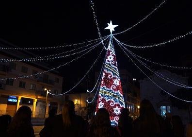 Imagen secundaria 1 - Arriba, los operarios colocan la decoración en Oliva. A la izquierda, iluminación del nuevo árbol de 12 metros instalado en Paterna. A la derecha, las calles de Xàtiva, más iluminadas con el aumento del gasto en esta partida. 