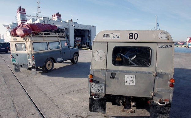 Vehículos con material humanitario embarcan en el puerto de Alicante, este martes. 