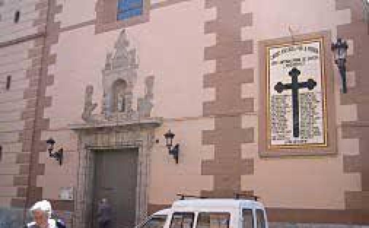 El mural con la cruz en la iglesia del municipio. 