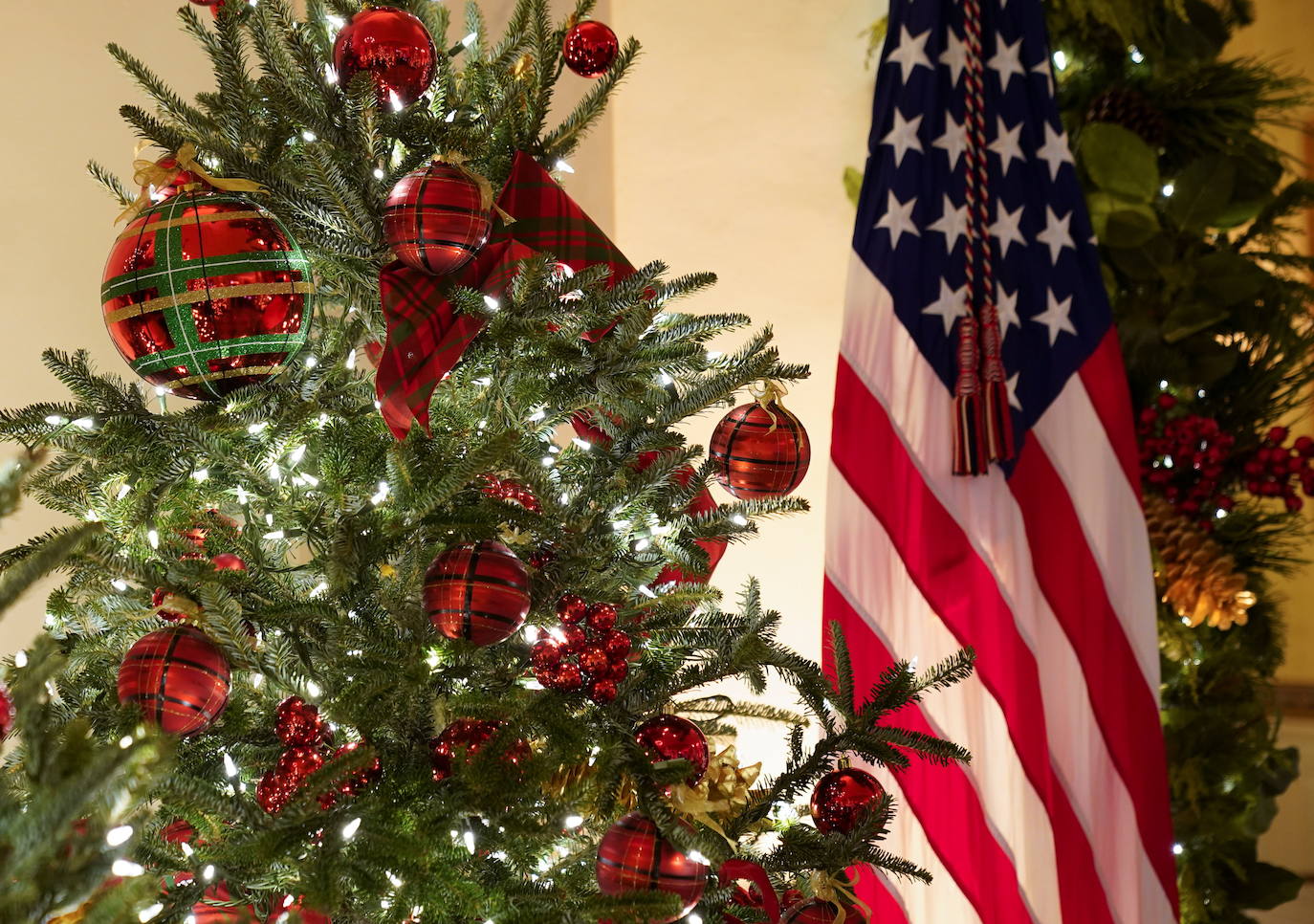 Estas navidades serán las últimas de Melania Trump en la Casa Blanca y no ha querido faltar a la tradición de recibir al abeto más alto que decorará su aún hogar, una costumbre que se lleva haciendo desde 1966. Un carro de caballos ha acercado al abeto agraciado, que mide 5,6 metros, hasta la entrada de la residencia presidencial, que ya ha presentado su decoración navideña. 