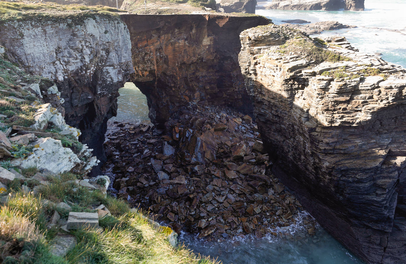 La playa de As Catedrais ha perdido este lunes parte de uno de sus emblemáticos arcos sobre el mar, símbolo turístico de la costa de Lugo. Ha colapsado sobre el agua por efecto de la erosión marina. Este espacio es una Zona de Especial Protección de los Valores Naturales. Con una superficie de casi 29 hectáreas, la playa está situada en el extremo nordeste de la provincia de Lugo, en la línea litoral entre los municipios de Ribadeo y Foz.