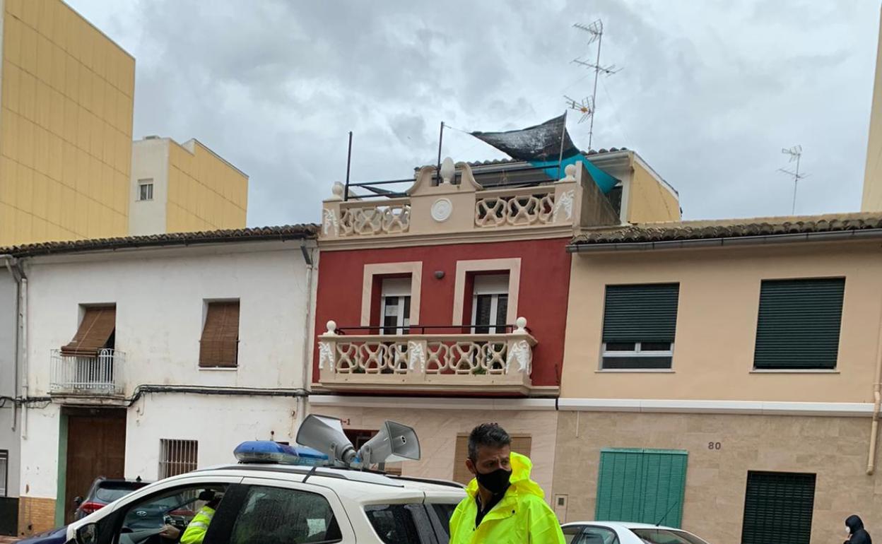 El alcalde de Almussafes en la calle Mayor anegada de agua. 