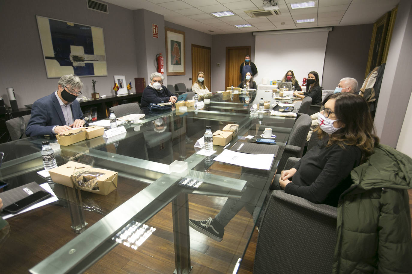 En conmemoración del Día Internacional de las Personas con Discapacidad LAS PROVINCIAS y Caixa Popular convocaron una mesa de expertos en la que participaron Elena Albert, directora general de Diversidad Funcional; Enrique Llin, presidente del Consejo Territorial de la ONCE en la Comunitat Valenciana; Miguel Montagut, director de Zona de Caixa Popular; Albert Marí, tesorero de COCEMFE Valencia; y María Escrivà, gerente de Impremta La Plaça, empresa pionera en integración.