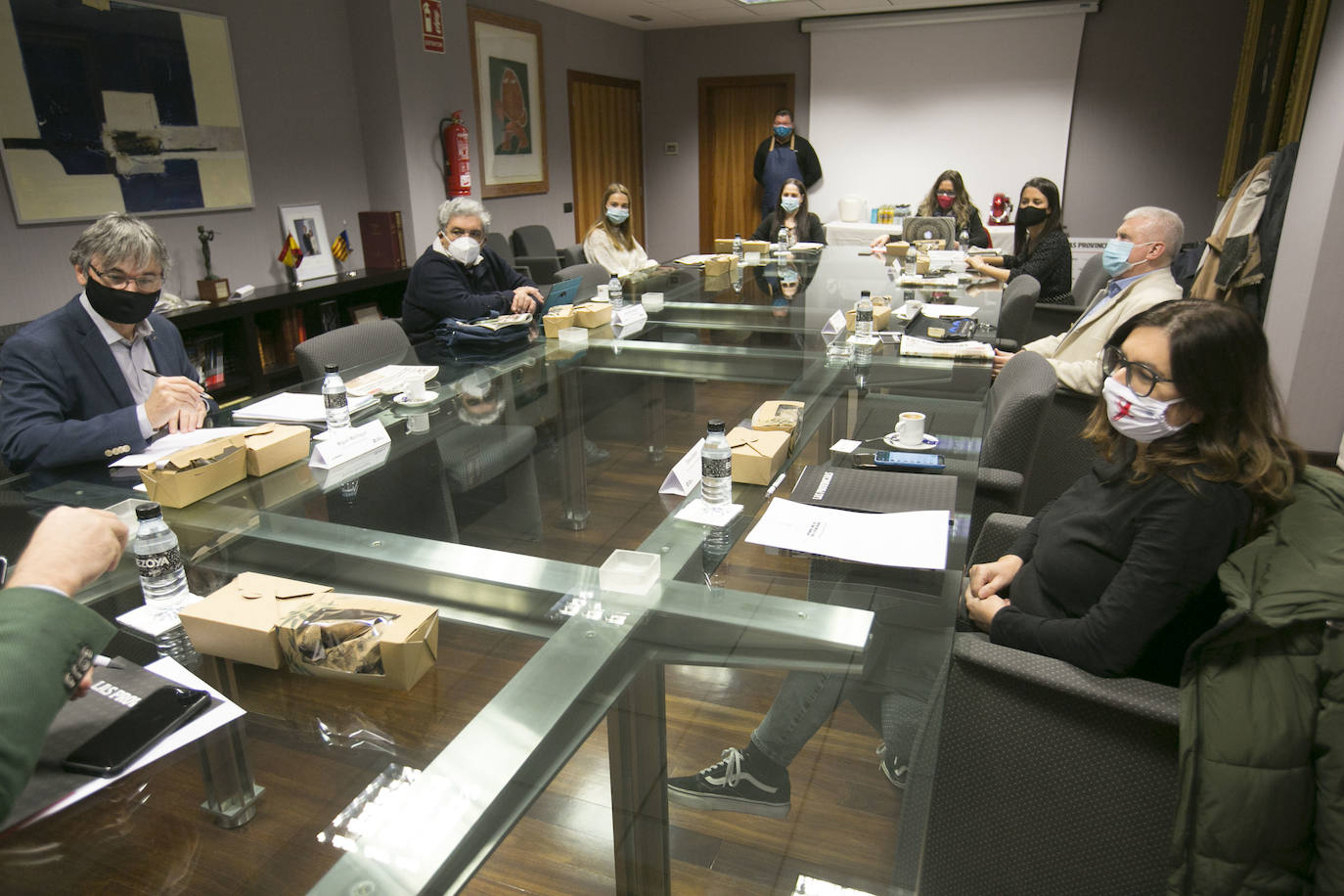 En conmemoración del Día Internacional de las Personas con Discapacidad LAS PROVINCIAS y Caixa Popular convocaron una mesa de expertos en la que participaron Elena Albert, directora general de Diversidad Funcional; Enrique Llin, presidente del Consejo Territorial de la ONCE en la Comunitat Valenciana; Miguel Montagut, director de Zona de Caixa Popular; Albert Marí, tesorero de COCEMFE Valencia; y María Escrivà, gerente de Impremta La Plaça, empresa pionera en integración.