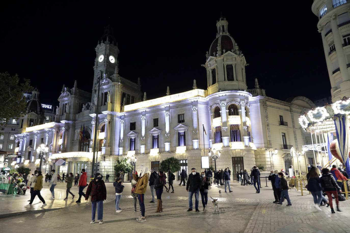 El alcalde Ribó ha asistido esta tarde al encendido en la plaza del Ayuntamiento, acompañado por las falleras mayores de Valencia, Consuelo Llobell y Carla García. La iluminación se estrena en la ciudad con quejas por el escaso gasto frente al aumento en otras ciudades para ayudar al comercio.