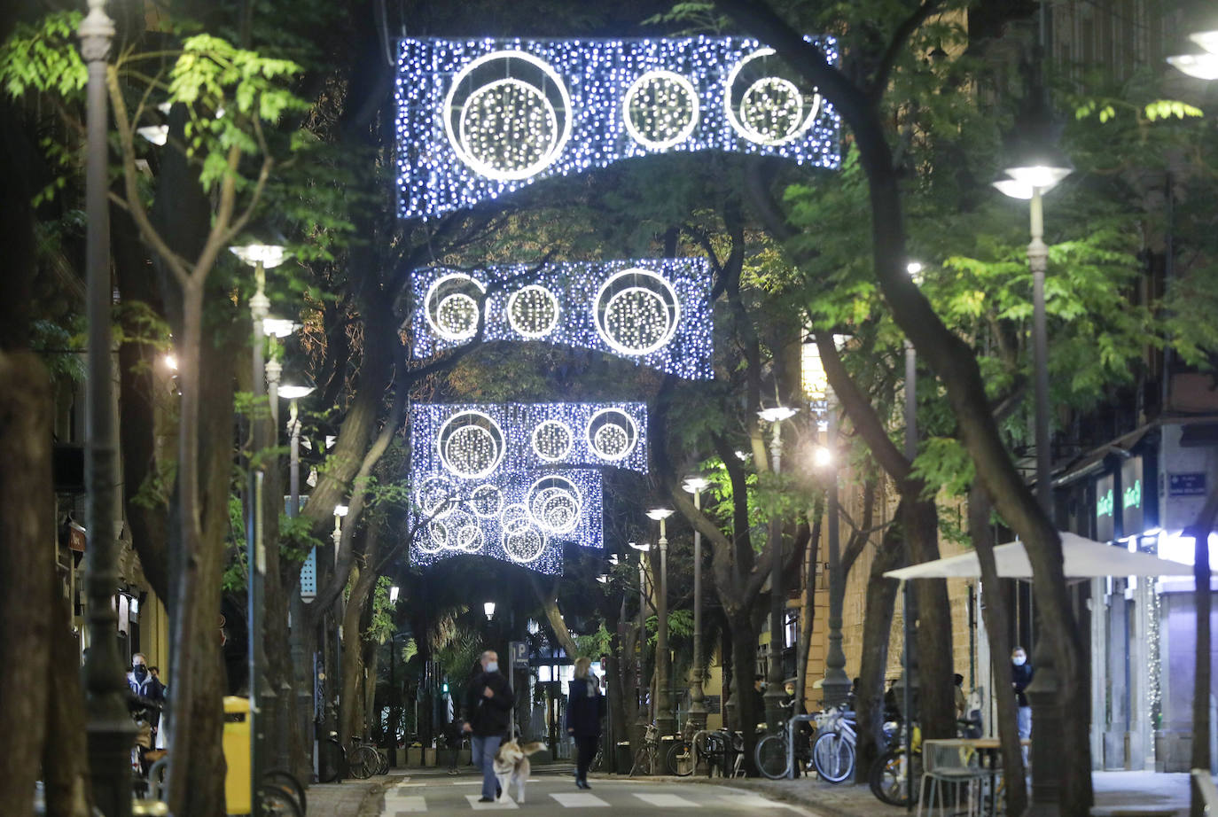 El alcalde Ribó ha asistido esta tarde al encendido en la plaza del Ayuntamiento, acompañado por las falleras mayores de Valencia, Consuelo Llobell y Carla García. La iluminación se estrena en la ciudad con quejas por el escaso gasto frente al aumento en otras ciudades para ayudar al comercio.