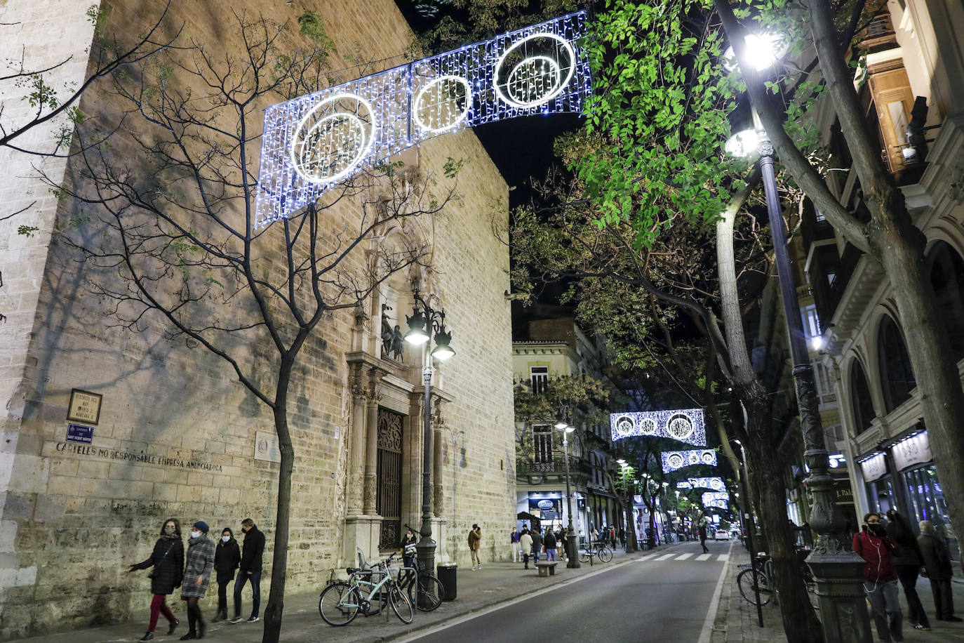 El alcalde Ribó ha asistido esta tarde al encendido en la plaza del Ayuntamiento, acompañado por las falleras mayores de Valencia, Consuelo Llobell y Carla García. La iluminación se estrena en la ciudad con quejas por el escaso gasto frente al aumento en otras ciudades para ayudar al comercio.