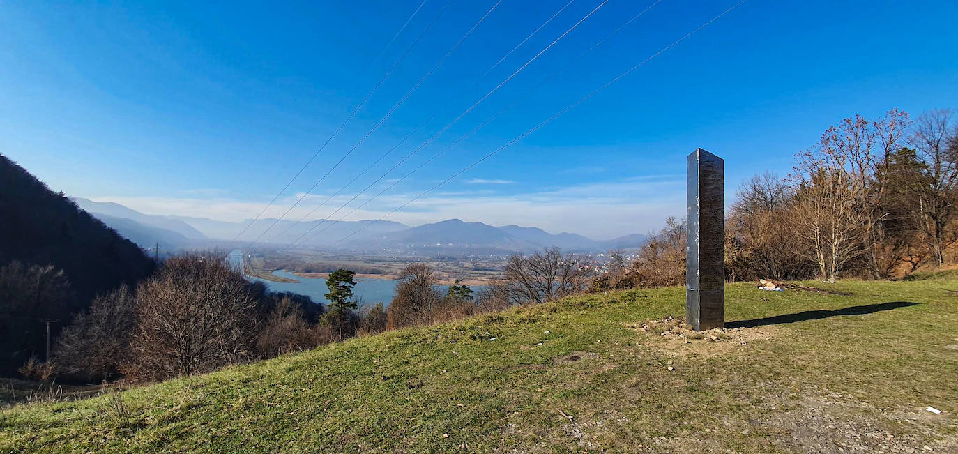 Primero fue la pieza de metal de Utah y, ahora, la de Rumanía -en la imagen-. Han encontrado un nuevo monolito, esta vez en la 'Montaña Sagrada' de Rumanía y que sigue la estela de la que apareció en un desierto de Utah y que ha sido expoliada. No es el rumano el mismo monolito que su 'gemelo' aparecido y desaparecido en Utah, pero su altura, unos tres metros, es casi igual, y también su construcción a base de acero pulido. El monolito europeo apareció en una propiedad privada, pero está dentro de lo que se considera un área protegida por su alto valor arqueológico, por lo que preocupa que la zona se llene ahora de curiosos como sucedió en Estados Unidos. Por su parte, el obelisco de metal de Utah ha encendido la imaginación de los observadores de ovnis, teóricos de la conspiración y fanáticos del difunto cineasta británico Stanley Kubrick