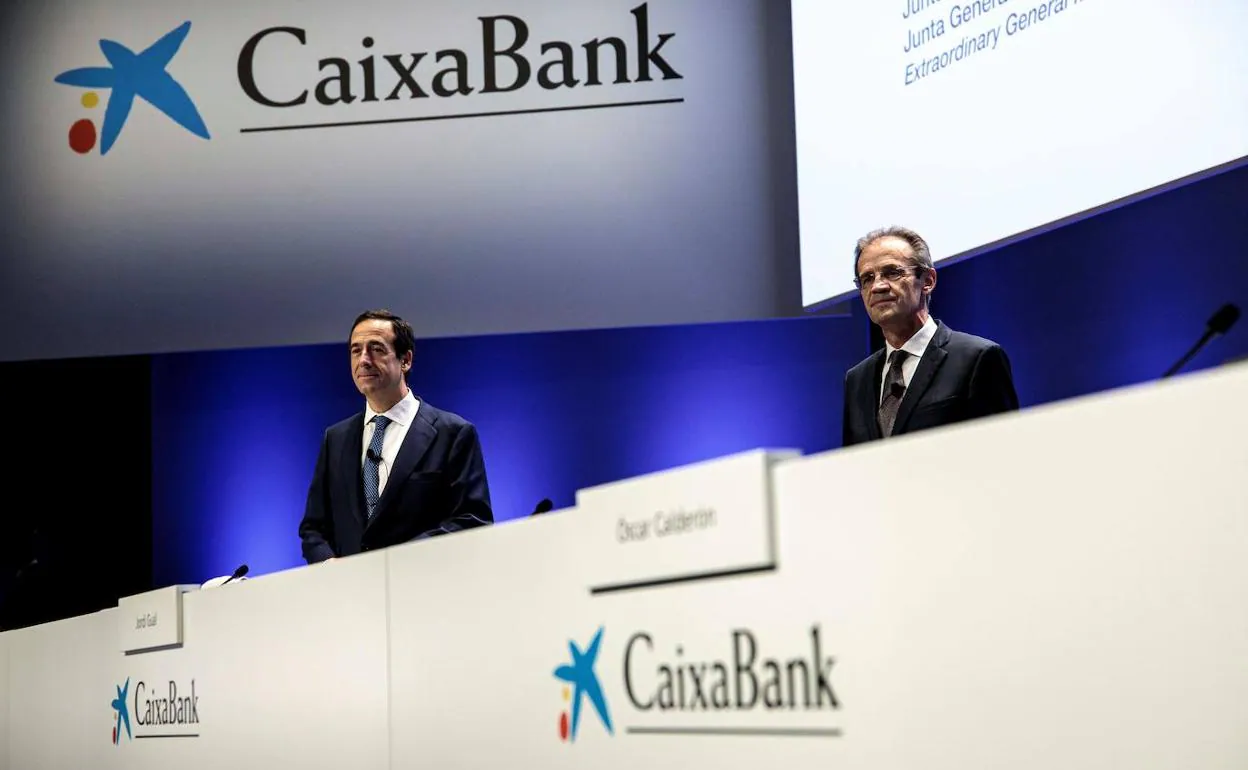 El presidente de Caixabank, Jordi Gual y el consejero delegado, Gonzalo Gortázar durante la junta de accionistas de CaixaBank para dar luz verde al proyecto de fusión con Bankia. 