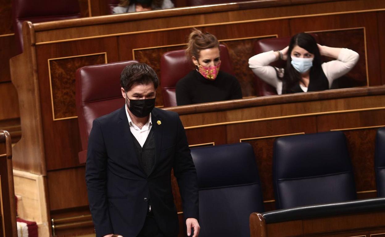 Gabriel Rufian pasa junto a la bancada de Vox, donde se encuentra Macarena Olona.