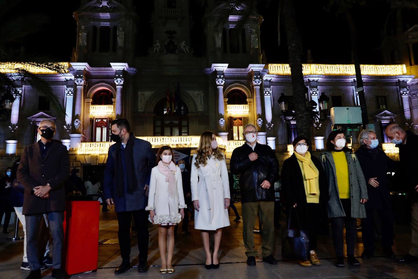 El alcalde Ribó ha asistido esta tarde al encendido en la plaza del Ayuntamiento, acompañado por las falleras mayores de Valencia, Consuelo Llobell y Carla García. La iluminación se estrena en la ciudad con quejas por el escaso gasto frente al aumento en otras ciudades para ayudar al comercio.