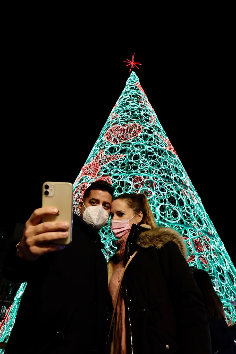 El alcalde Ribó ha asistido esta tarde al encendido en la plaza del Ayuntamiento, acompañado por las falleras mayores de Valencia, Consuelo Llobell y Carla García. La iluminación se estrena en la ciudad con quejas por el escaso gasto frente al aumento en otras ciudades para ayudar al comercio.