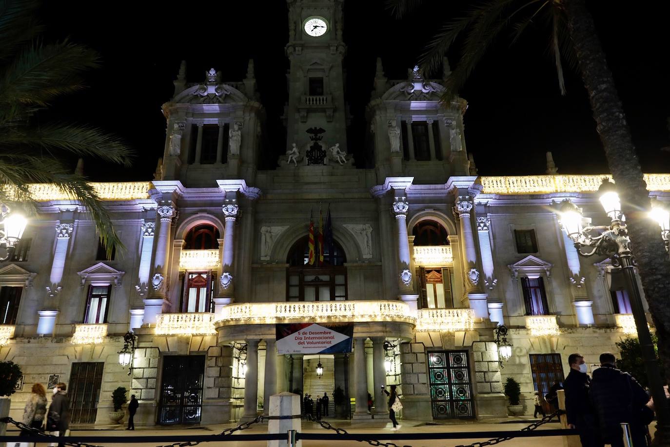 El alcalde Ribó ha asistido esta tarde al encendido en la plaza del Ayuntamiento, acompañado por las falleras mayores de Valencia, Consuelo Llobell y Carla García. La iluminación se estrena en la ciudad con quejas por el escaso gasto frente al aumento en otras ciudades para ayudar al comercio.