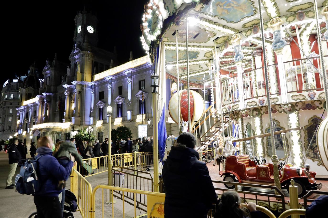 El alcalde Ribó ha asistido esta tarde al encendido en la plaza del Ayuntamiento, acompañado por las falleras mayores de Valencia, Consuelo Llobell y Carla García. La iluminación se estrena en la ciudad con quejas por el escaso gasto frente al aumento en otras ciudades para ayudar al comercio.