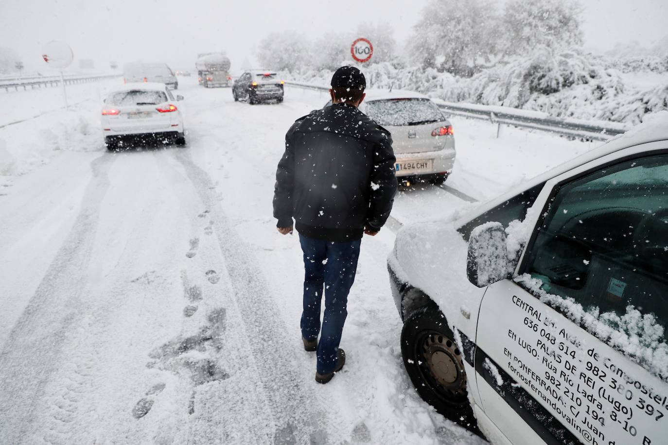 Vehículos atrapados por la nieve en la A-54 que une Lugo con Santiago.