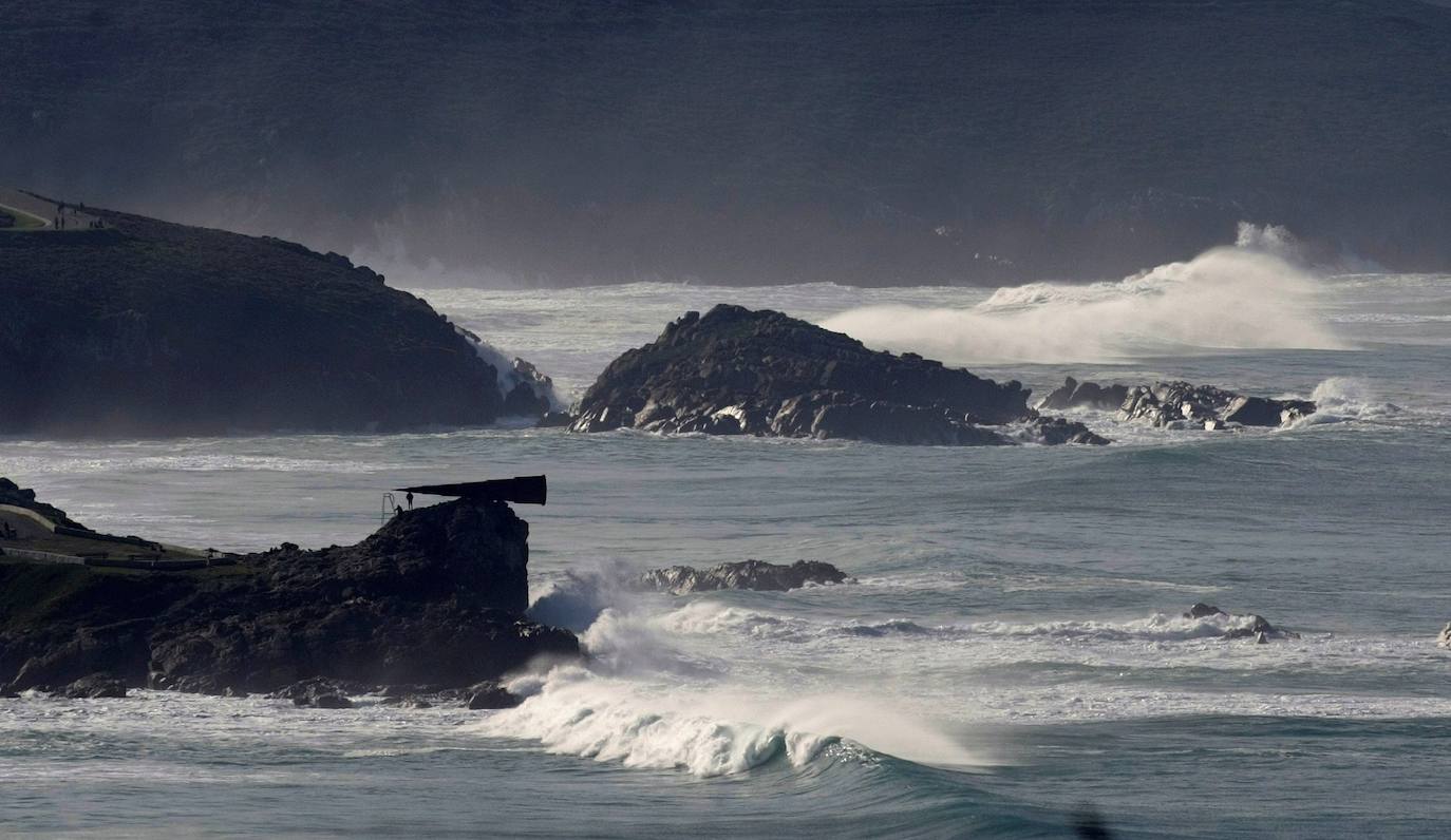 Las olas rompen con fuerza contra las rocas del concello coruñés de Arteixo.