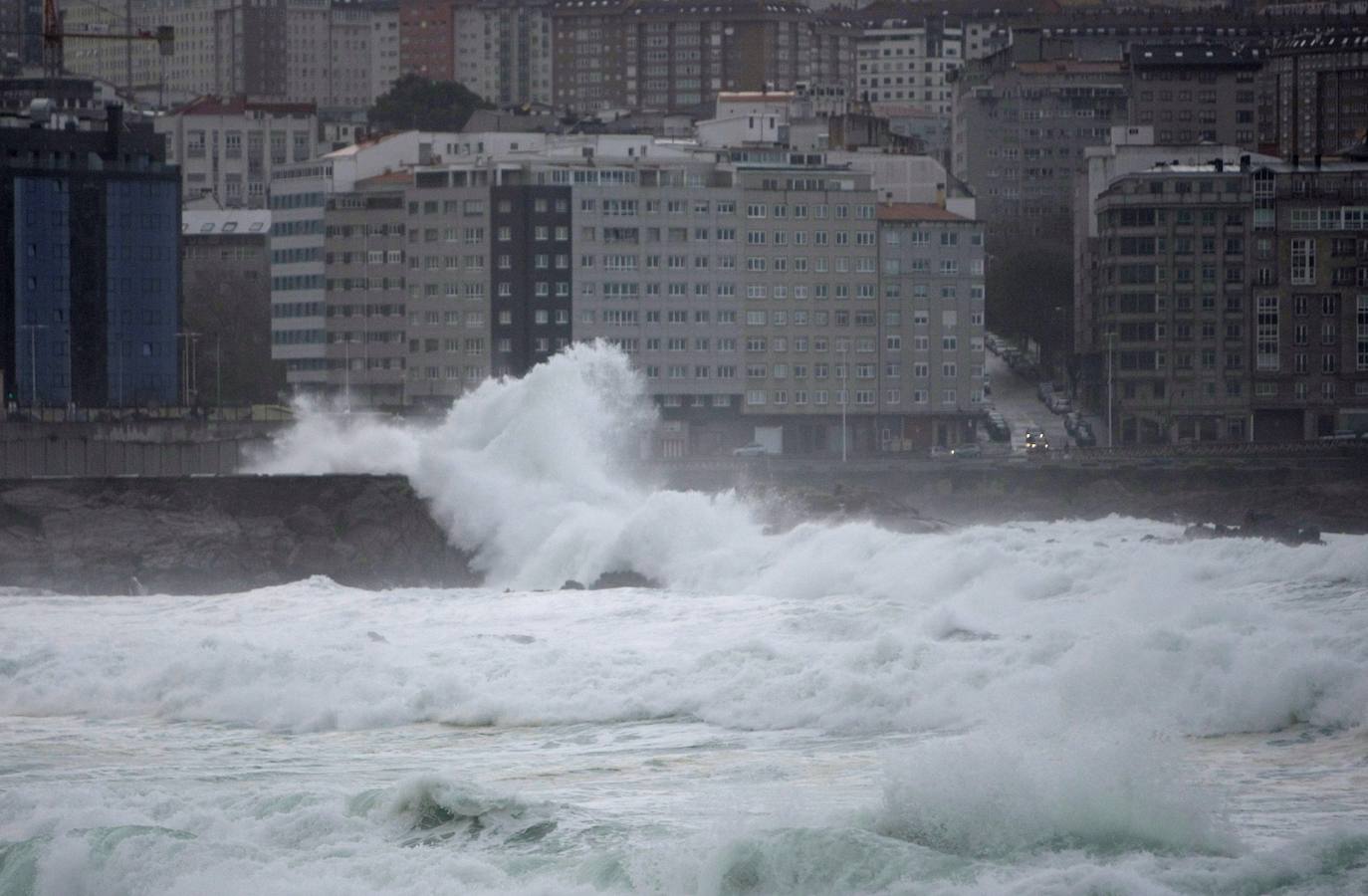 El oleaje rompe con fuerza contra las rocas de la ciudad de A Coruña.