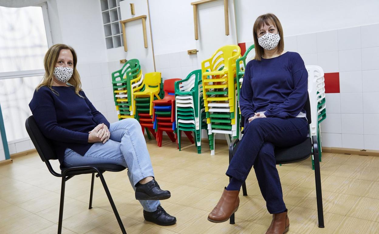 Charo y María Castells, en su centro de educación en Paiporta.