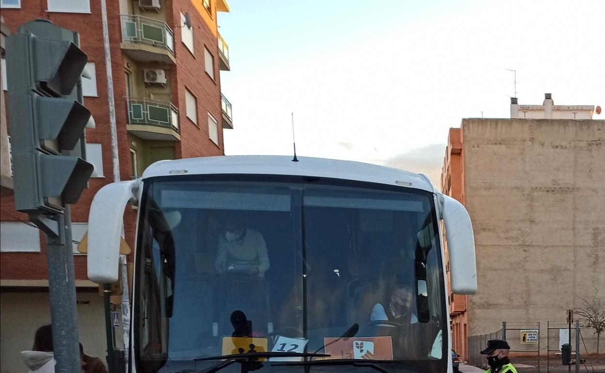 Inspección a un autobús escolar en Almussafes. 