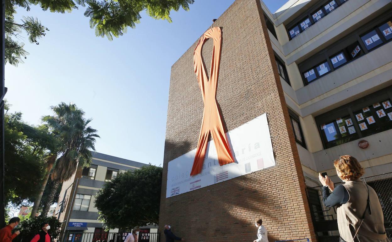 Lazo naranja colocado en el colegio Santa María de Valencia. 