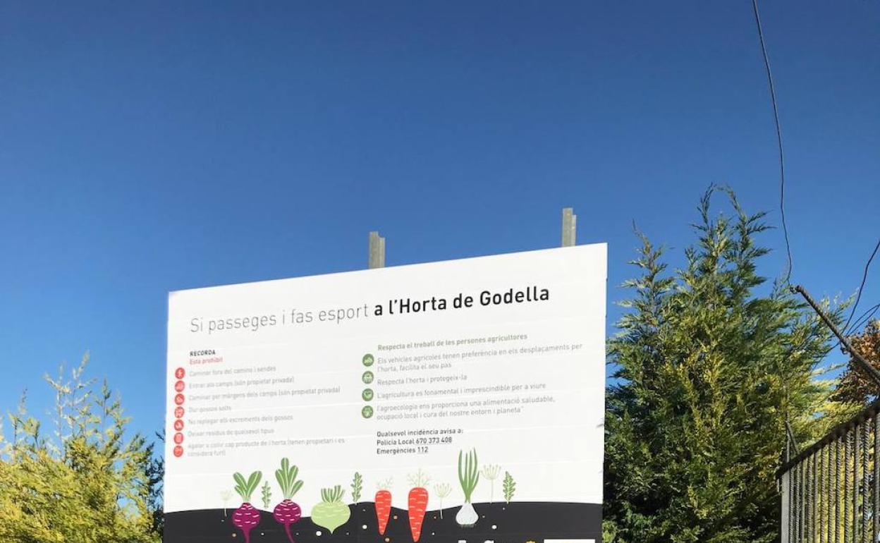 Uno de los carteles instalados en la zona de huerta. 