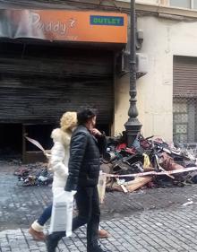 Imagen secundaria 2 - Incendio en Valencia | Un hombre muere en el incendio del local comercial que utilizaba como vivienda en el centro de Valencia