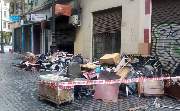 Imagen principal - Incendio en Valencia | Un hombre muere en el incendio del local comercial que utilizaba como vivienda en el centro de Valencia
