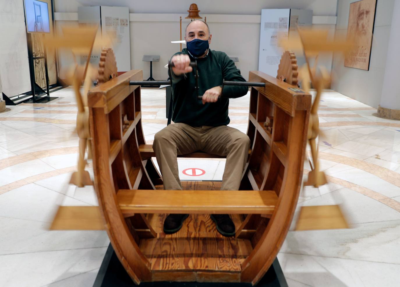 El Ateneo Mercantil de Valencia acoge la exposición 'Leonardo da Vinci. El Inventor'. En la muestro, algunos de los artefactos proyectados por el genio cobran vida a través de un total de 21 maquetas reproducidas a gran escala a partir de bocetos originales. 