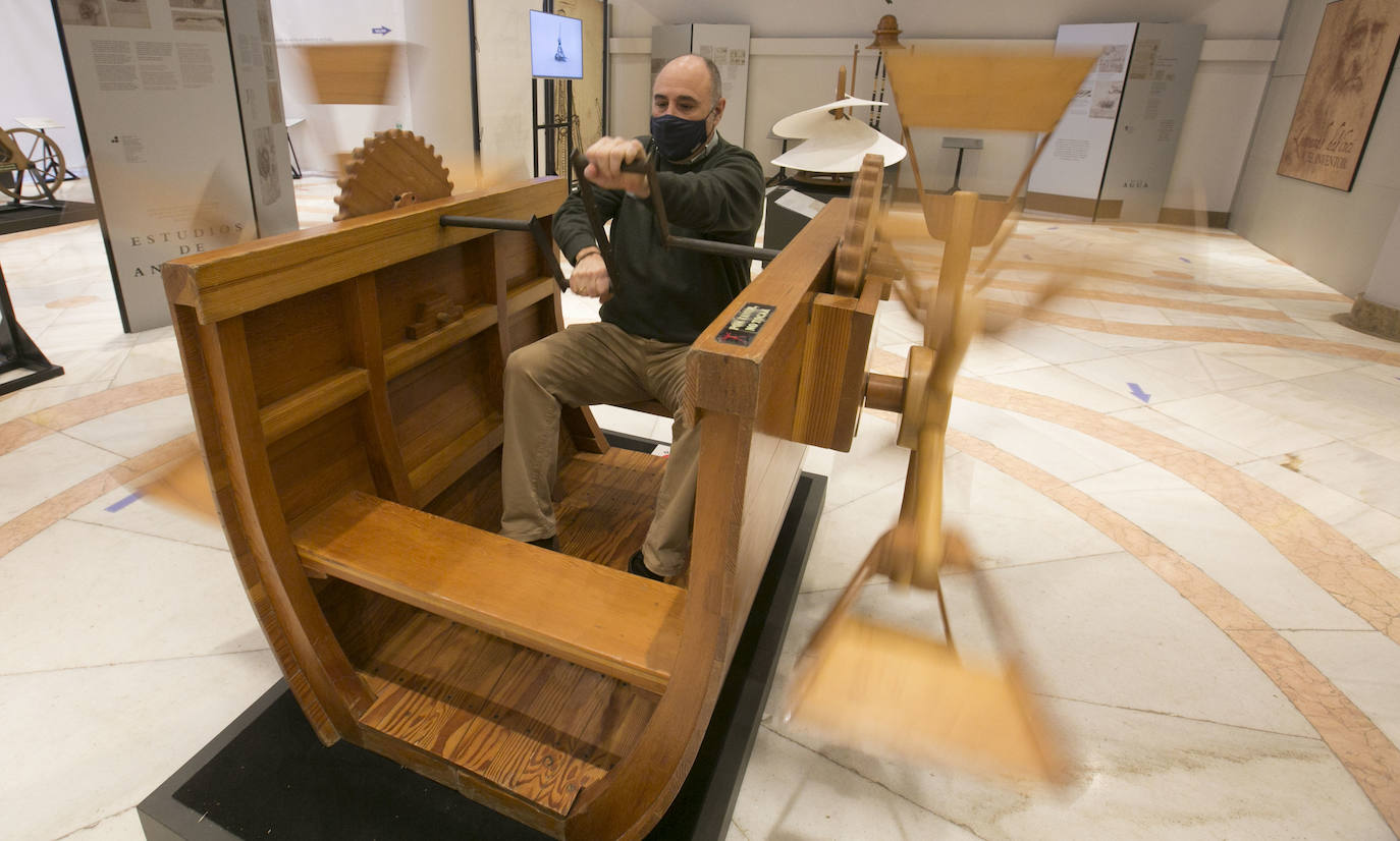 El Ateneo Mercantil de Valencia acoge la exposición 'Leonardo da Vinci. El Inventor'. En la muestro, algunos de los artefactos proyectados por el genio cobran vida a través de un total de 21 maquetas reproducidas a gran escala a partir de bocetos originales. 