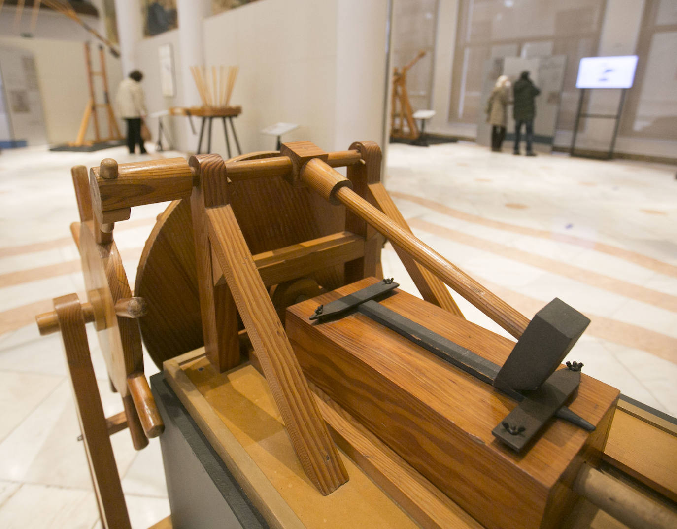 El Ateneo Mercantil de Valencia acoge la exposición 'Leonardo da Vinci. El Inventor'. En la muestro, algunos de los artefactos proyectados por el genio cobran vida a través de un total de 21 maquetas reproducidas a gran escala a partir de bocetos originales. 