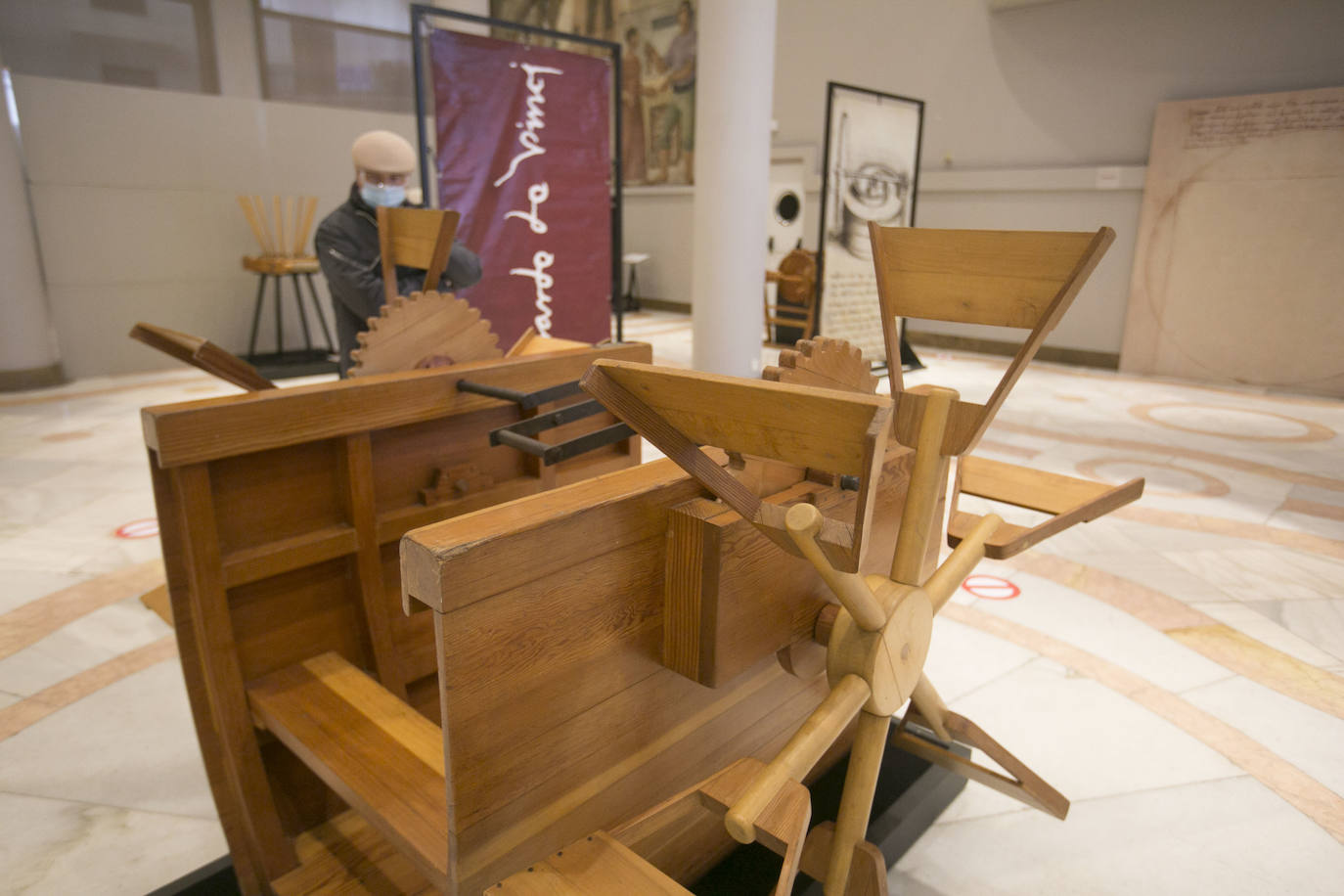 El Ateneo Mercantil de Valencia acoge la exposición 'Leonardo da Vinci. El Inventor'. En la muestro, algunos de los artefactos proyectados por el genio cobran vida a través de un total de 21 maquetas reproducidas a gran escala a partir de bocetos originales. 