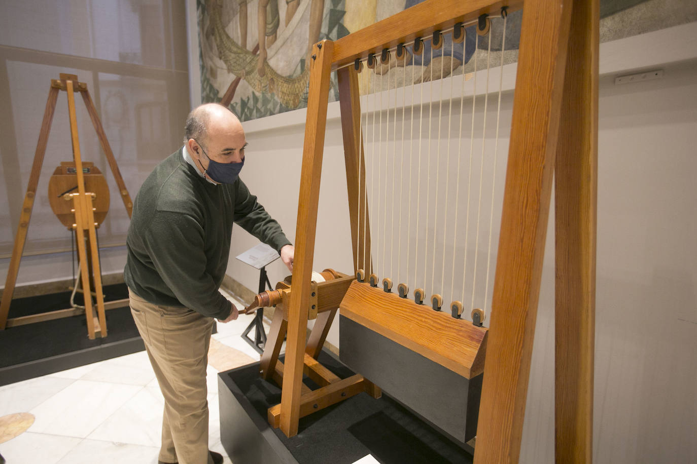 El Ateneo Mercantil de Valencia acoge la exposición 'Leonardo da Vinci. El Inventor'. En la muestro, algunos de los artefactos proyectados por el genio cobran vida a través de un total de 21 maquetas reproducidas a gran escala a partir de bocetos originales. 