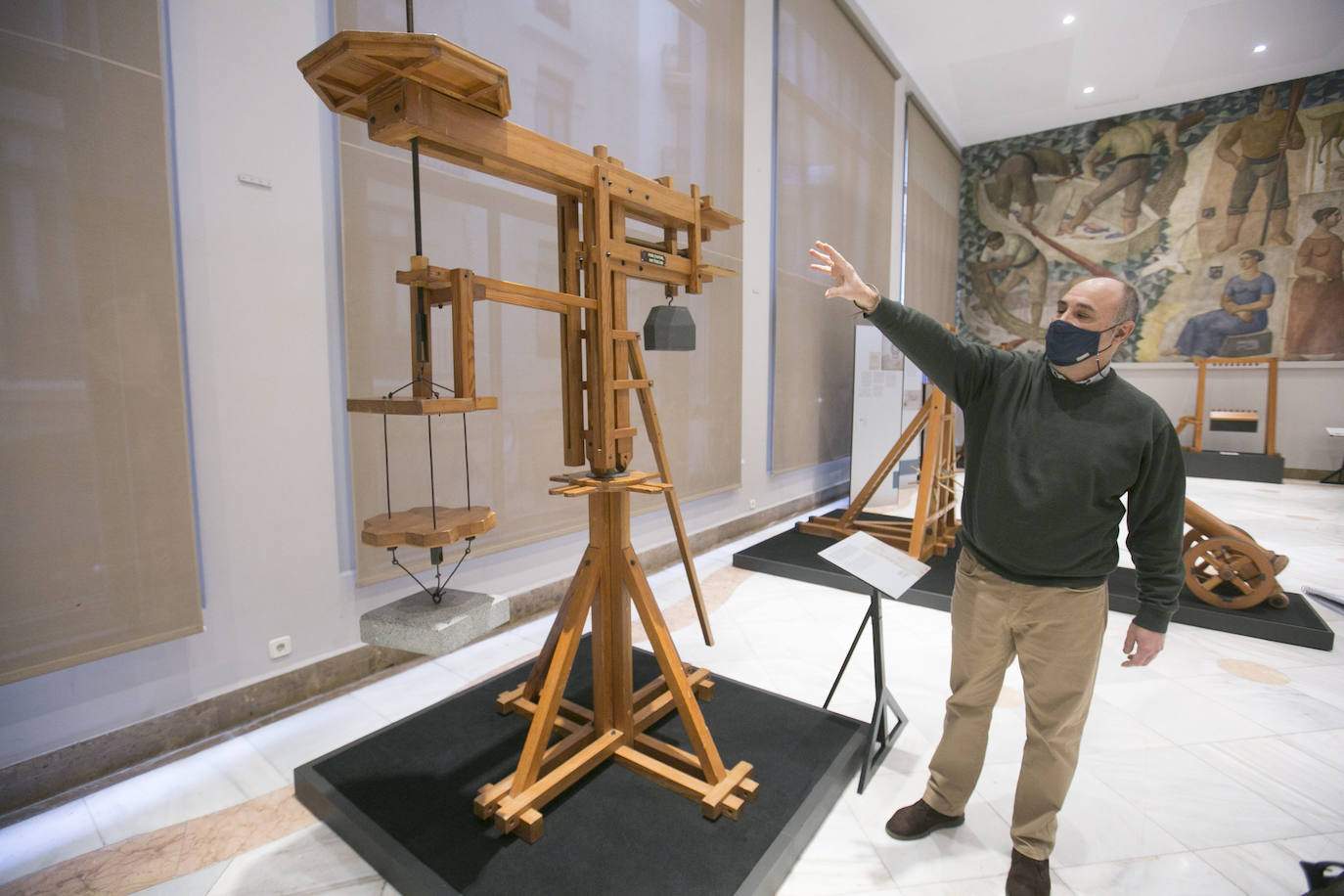 El Ateneo Mercantil de Valencia acoge la exposición 'Leonardo da Vinci. El Inventor'. En la muestro, algunos de los artefactos proyectados por el genio cobran vida a través de un total de 21 maquetas reproducidas a gran escala a partir de bocetos originales. 