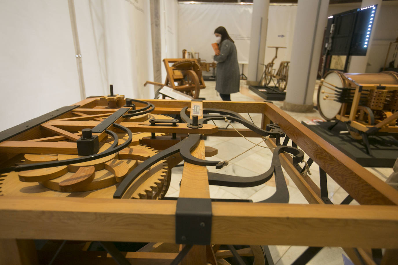 El Ateneo Mercantil de Valencia acoge la exposición 'Leonardo da Vinci. El Inventor'. En la muestro, algunos de los artefactos proyectados por el genio cobran vida a través de un total de 21 maquetas reproducidas a gran escala a partir de bocetos originales. 