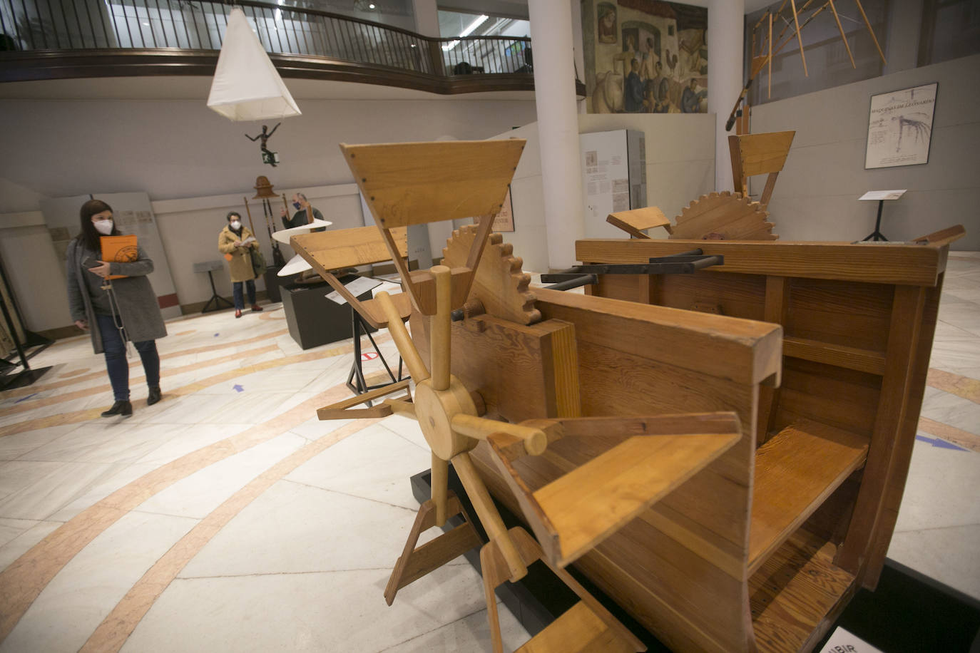 El Ateneo Mercantil de Valencia acoge la exposición 'Leonardo da Vinci. El Inventor'. En la muestro, algunos de los artefactos proyectados por el genio cobran vida a través de un total de 21 maquetas reproducidas a gran escala a partir de bocetos originales. 