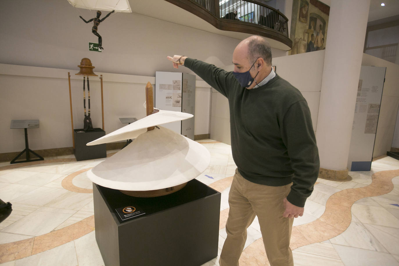 El Ateneo Mercantil de Valencia acoge la exposición 'Leonardo da Vinci. El Inventor'. En la muestro, algunos de los artefactos proyectados por el genio cobran vida a través de un total de 21 maquetas reproducidas a gran escala a partir de bocetos originales. 