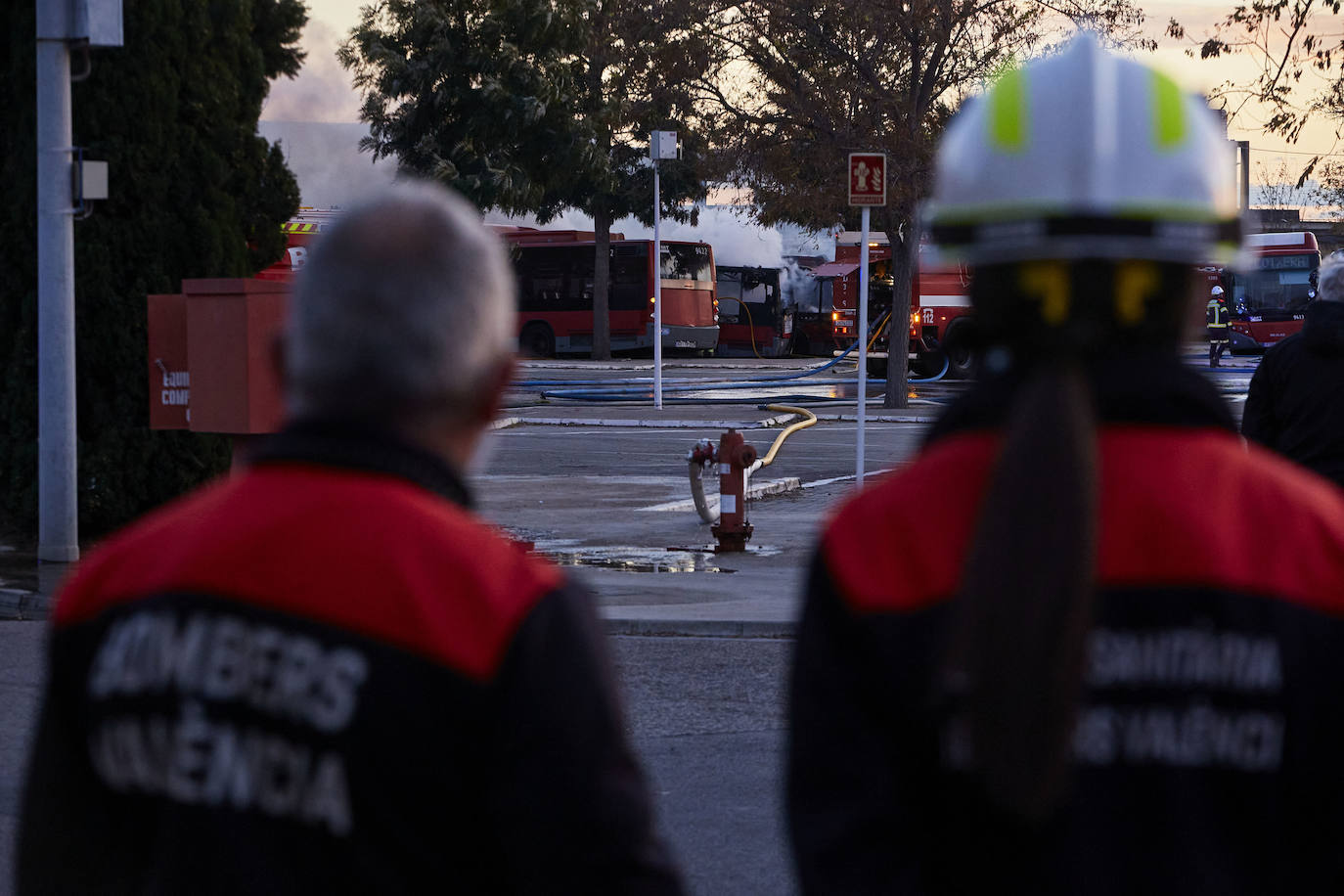 Fotos: Incendio en las cocheras de la EMT del barrio de San Isidro de Valencia