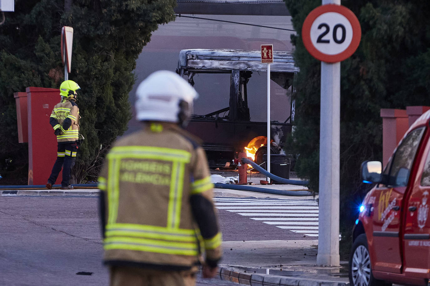 Fotos: Incendio en las cocheras de la EMT del barrio de San Isidro de Valencia